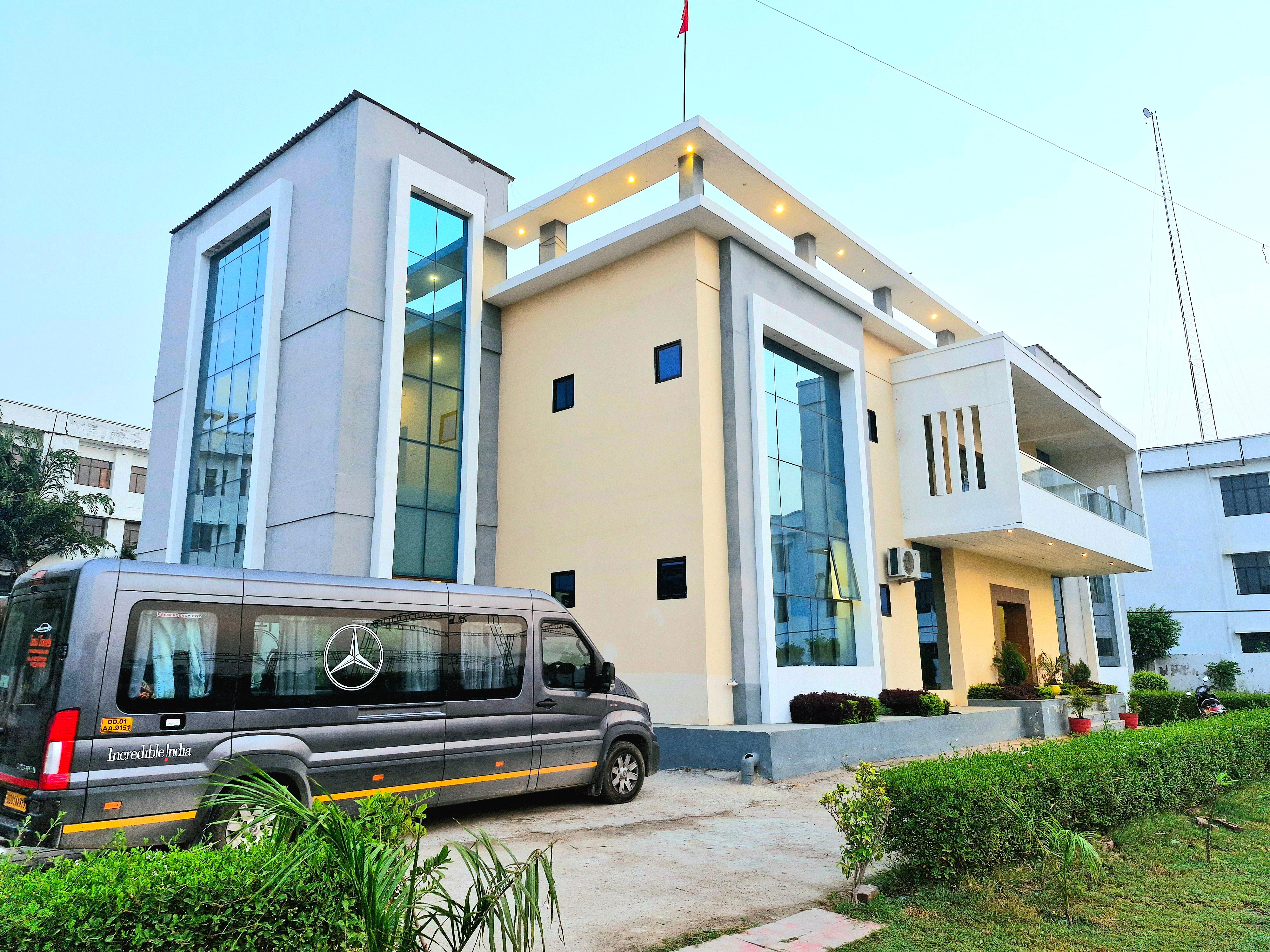 The Hinga Resort & Marriage Lawn, Barabanki 𝗕𝗢𝗢𝗞 Bara Banki Hotel