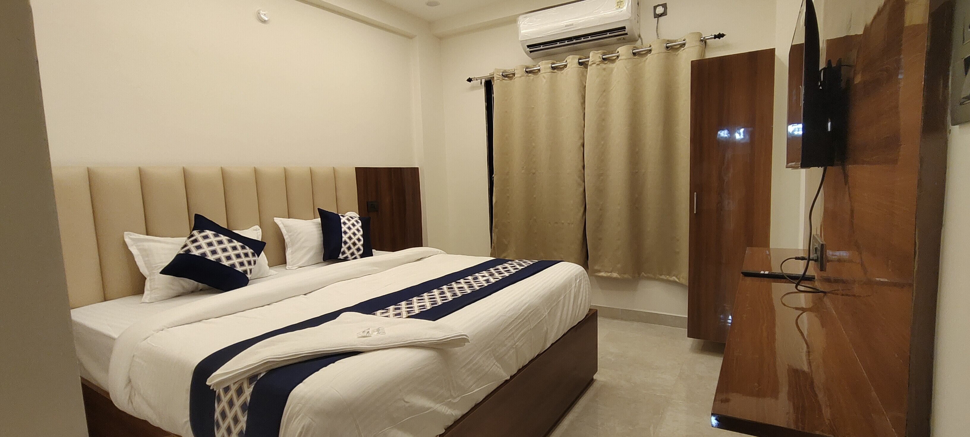 HOTEL KHYAATHI GRAND 𝗕𝗢𝗢𝗞 Hyderabad Hotel