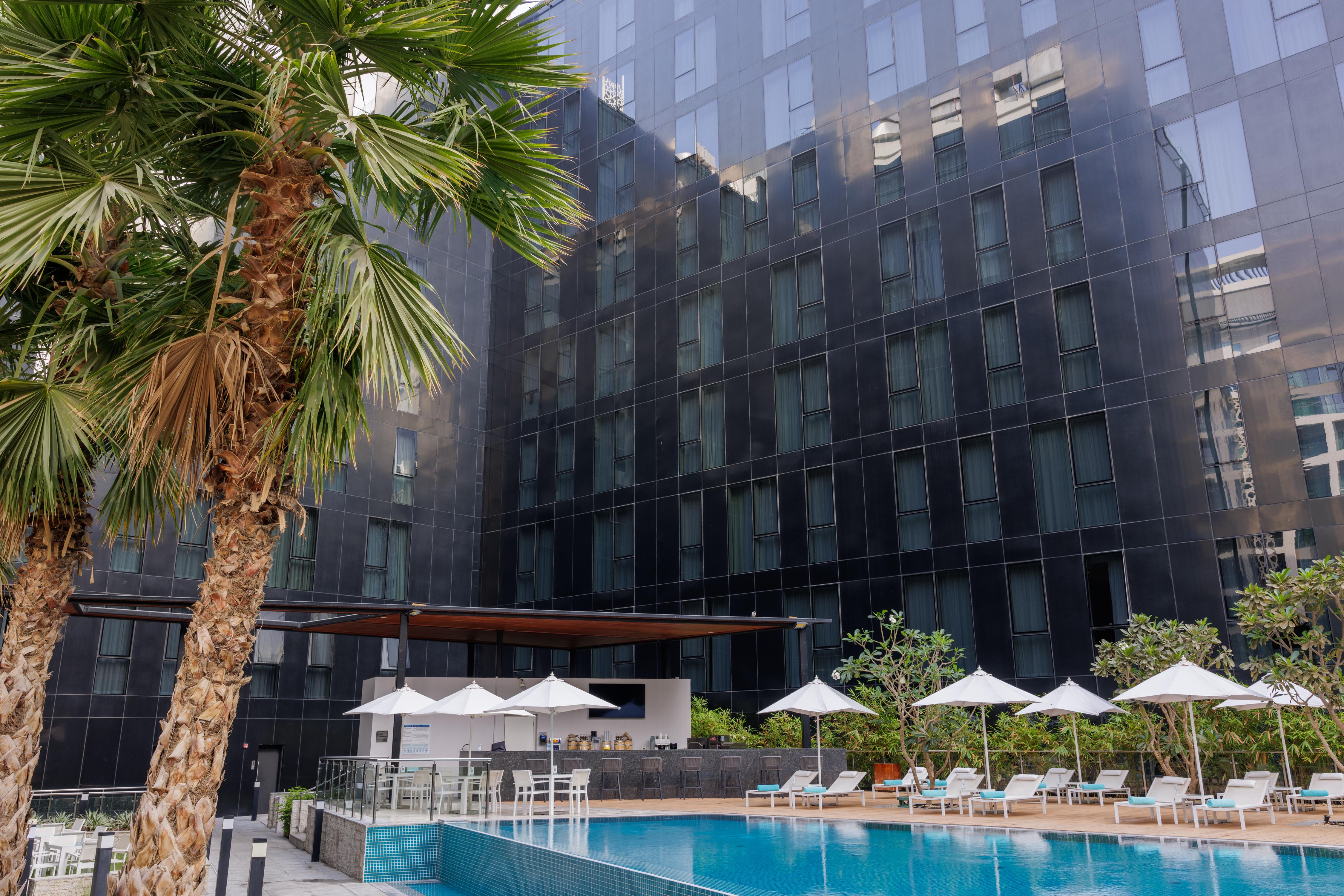 HUZZA Pool Lounge
