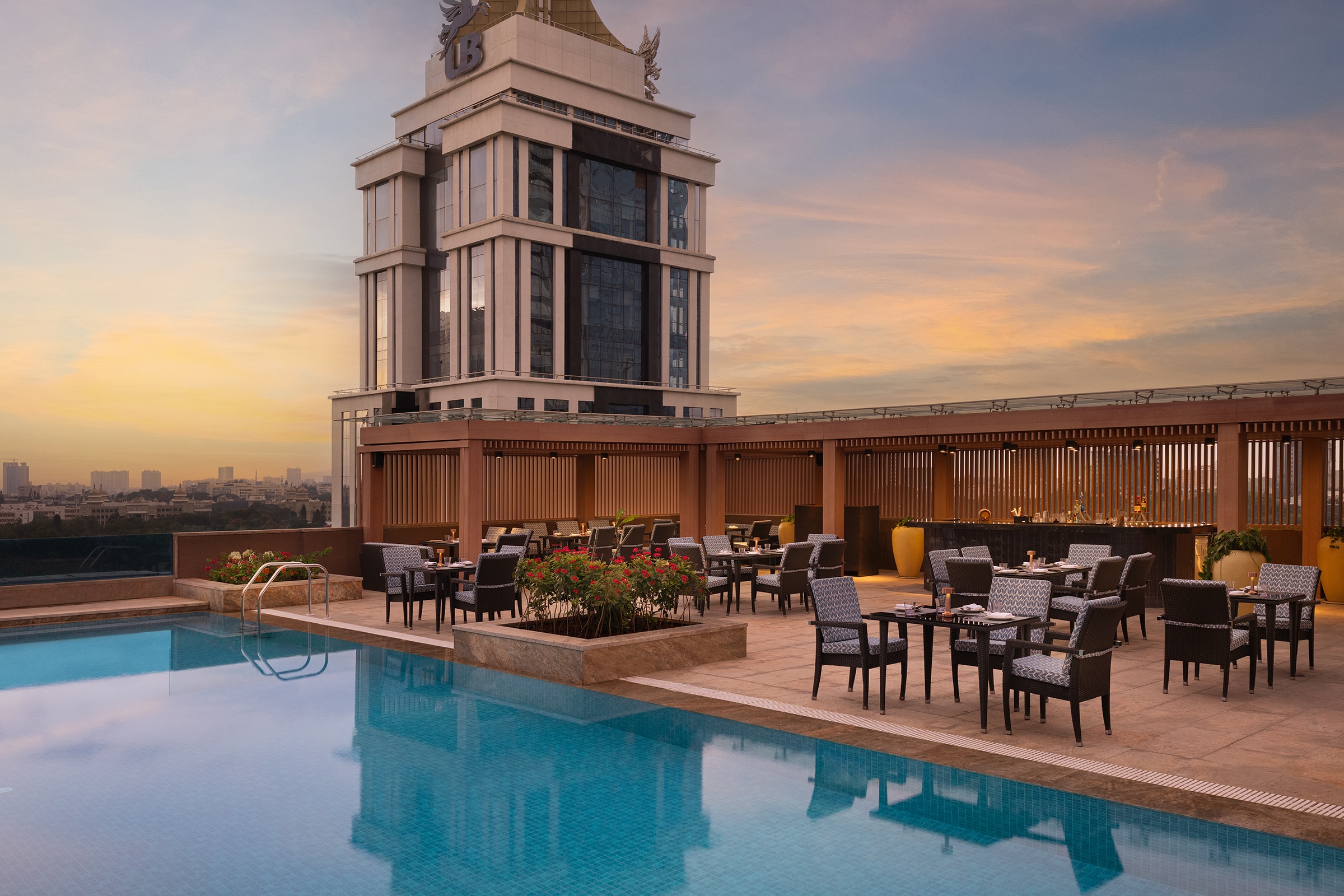 The Roof Asian grill & Bar: By the poolside