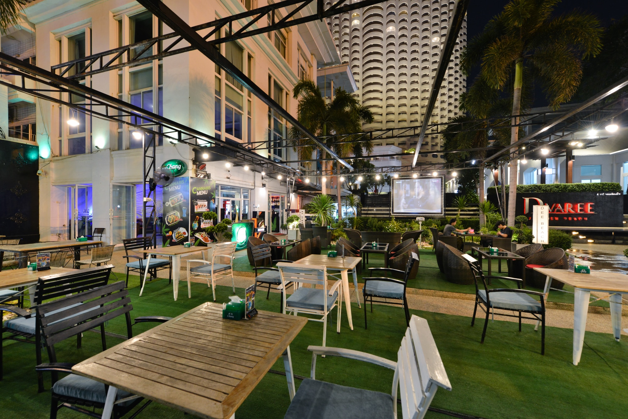 Dee Beach Pub & Restaurant