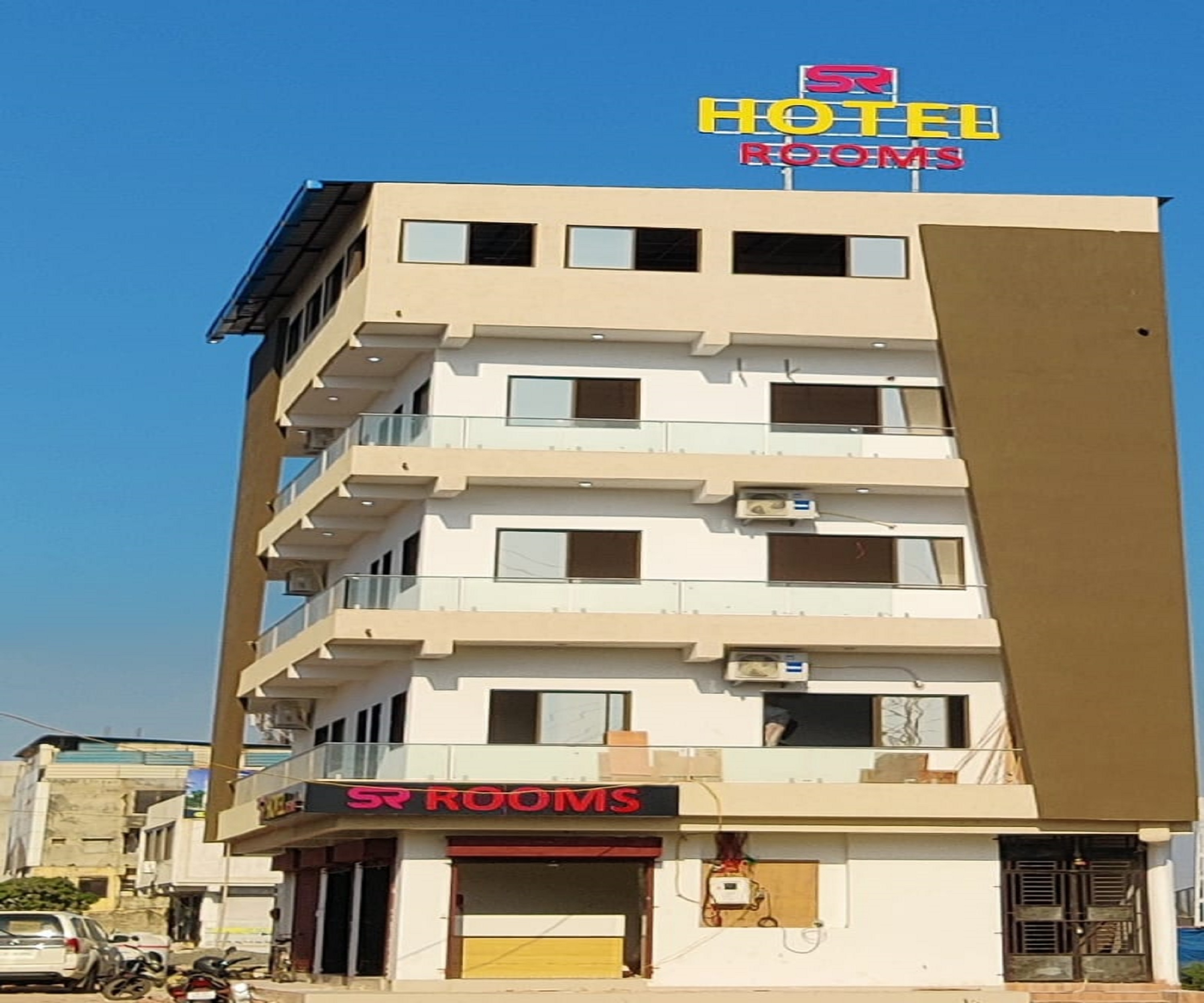 Out R Inn S R HOTEL 𝗕𝗢𝗢𝗞 Surat Hotel