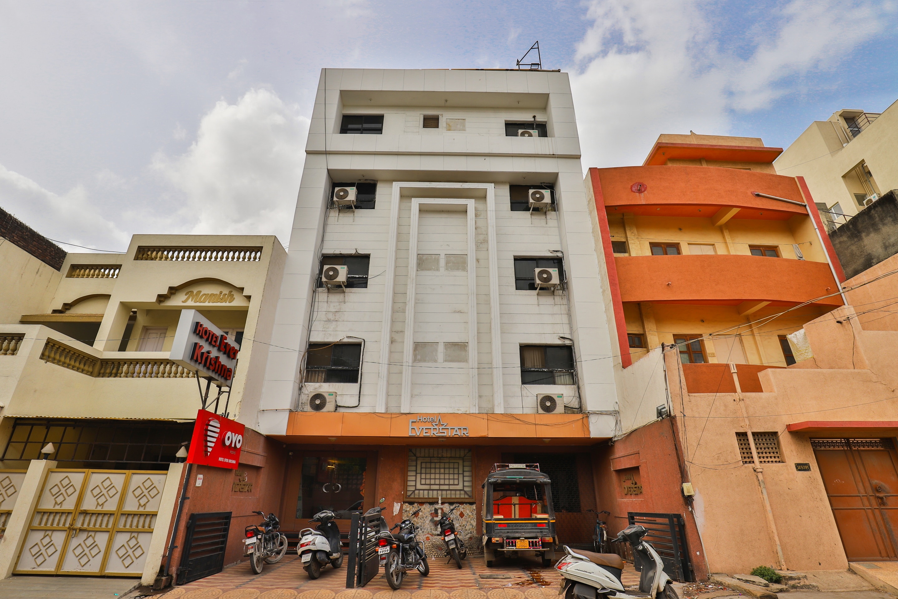 Hotel Ever Krishna 𝗕𝗢𝗢𝗞 Rajkot Hotel