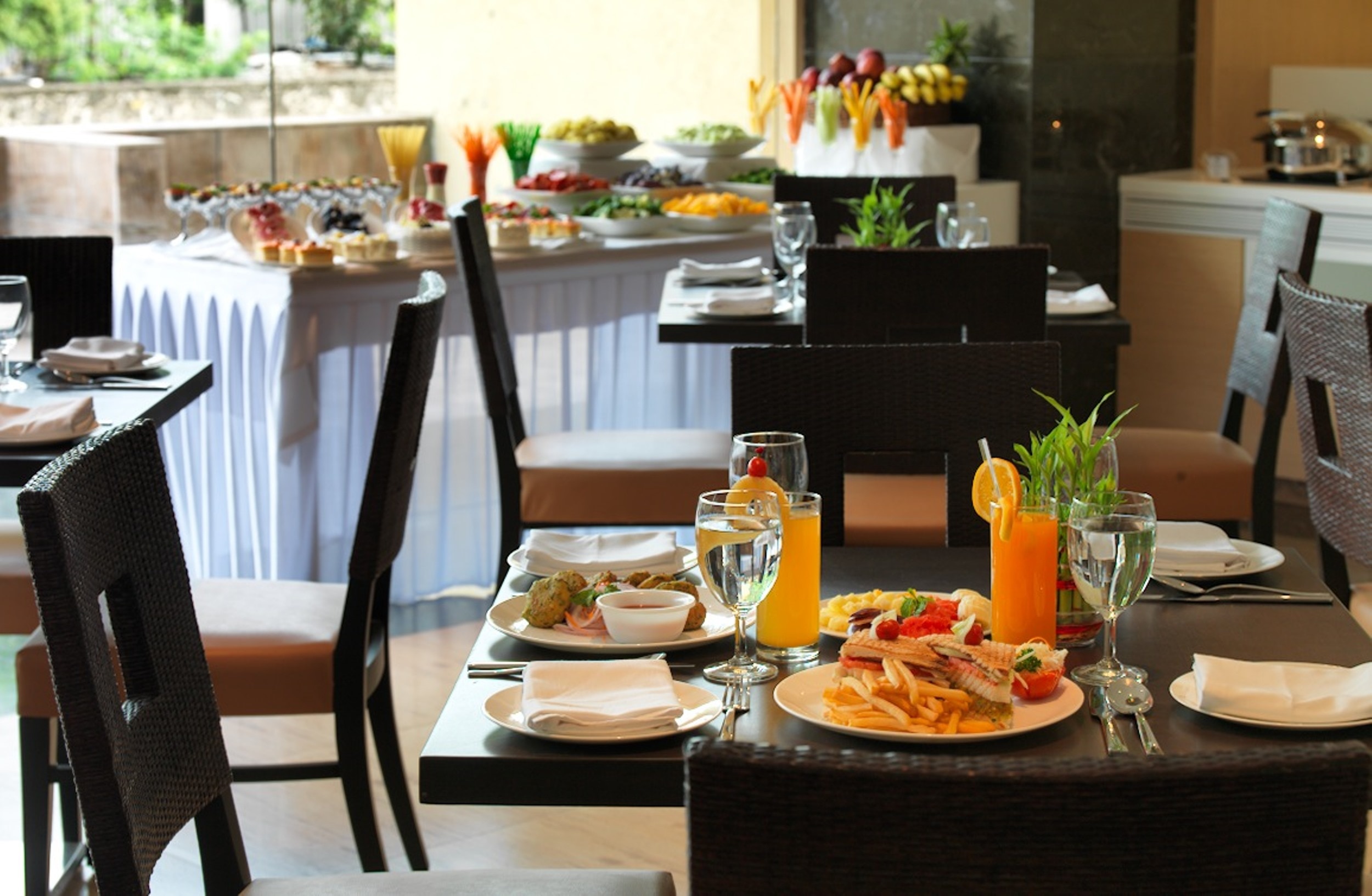 Feast Cafe & Lounge