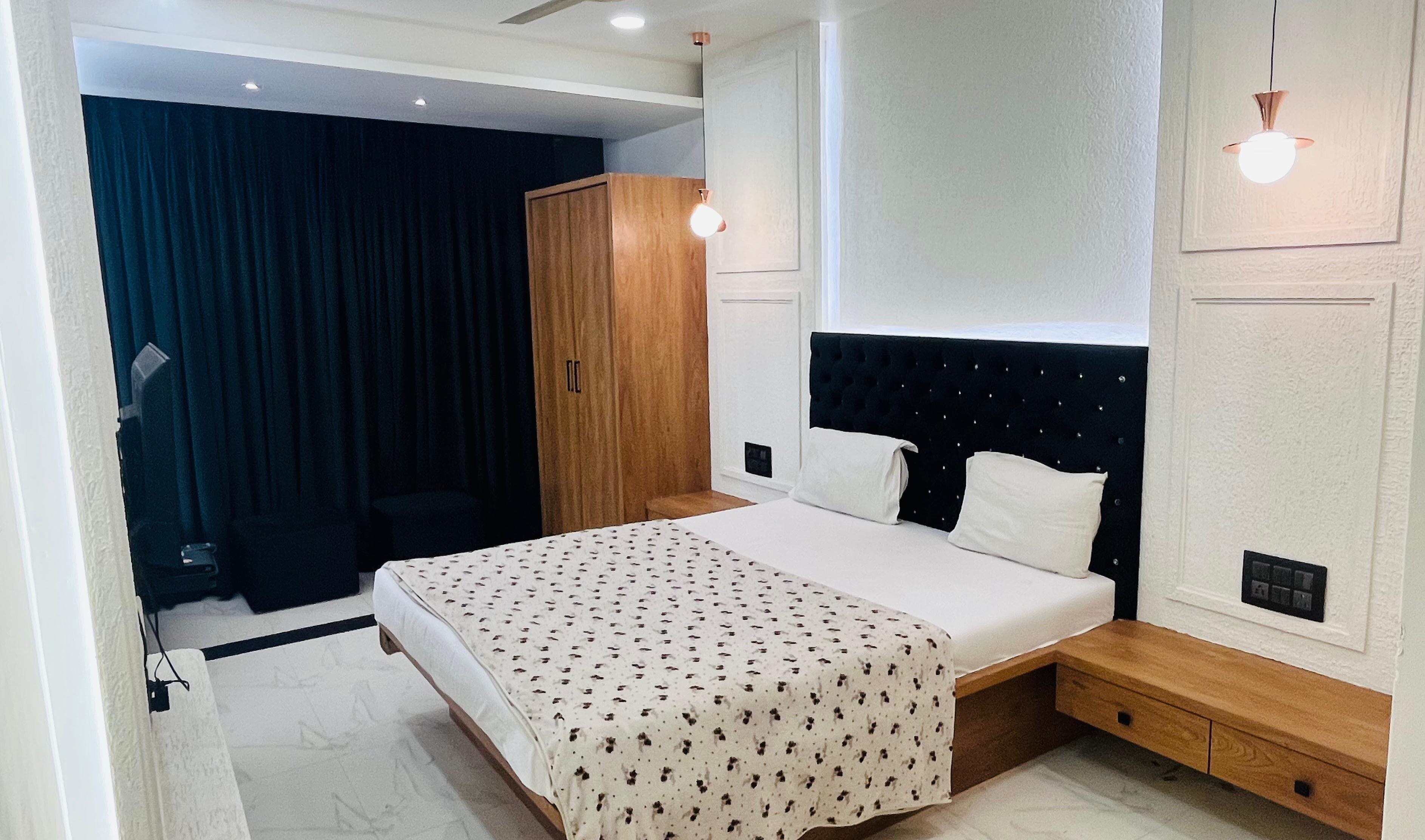 Sayajiraje Palace 𝗕𝗢𝗢𝗞 Akluj Hotel