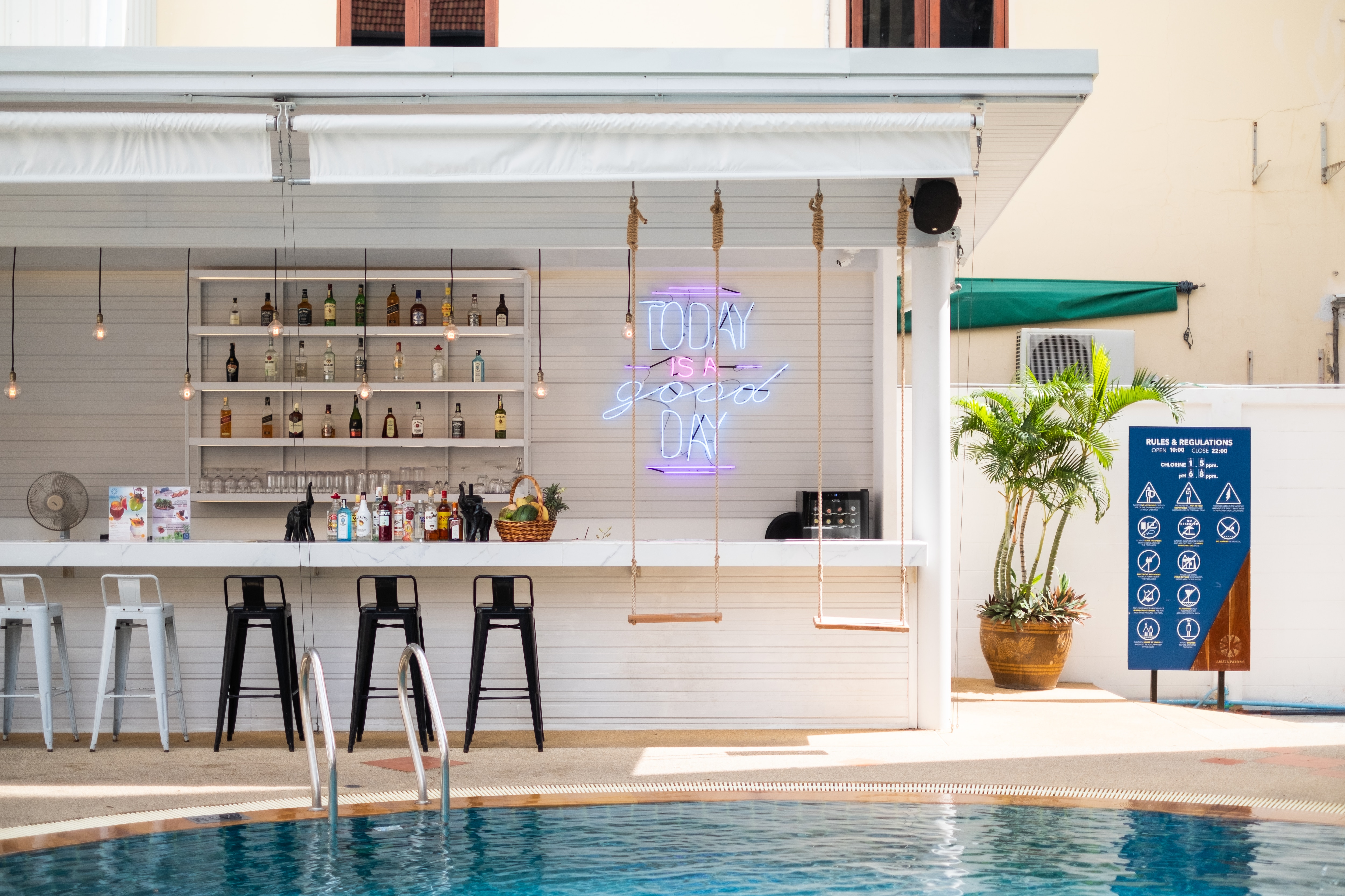 Pool Bar