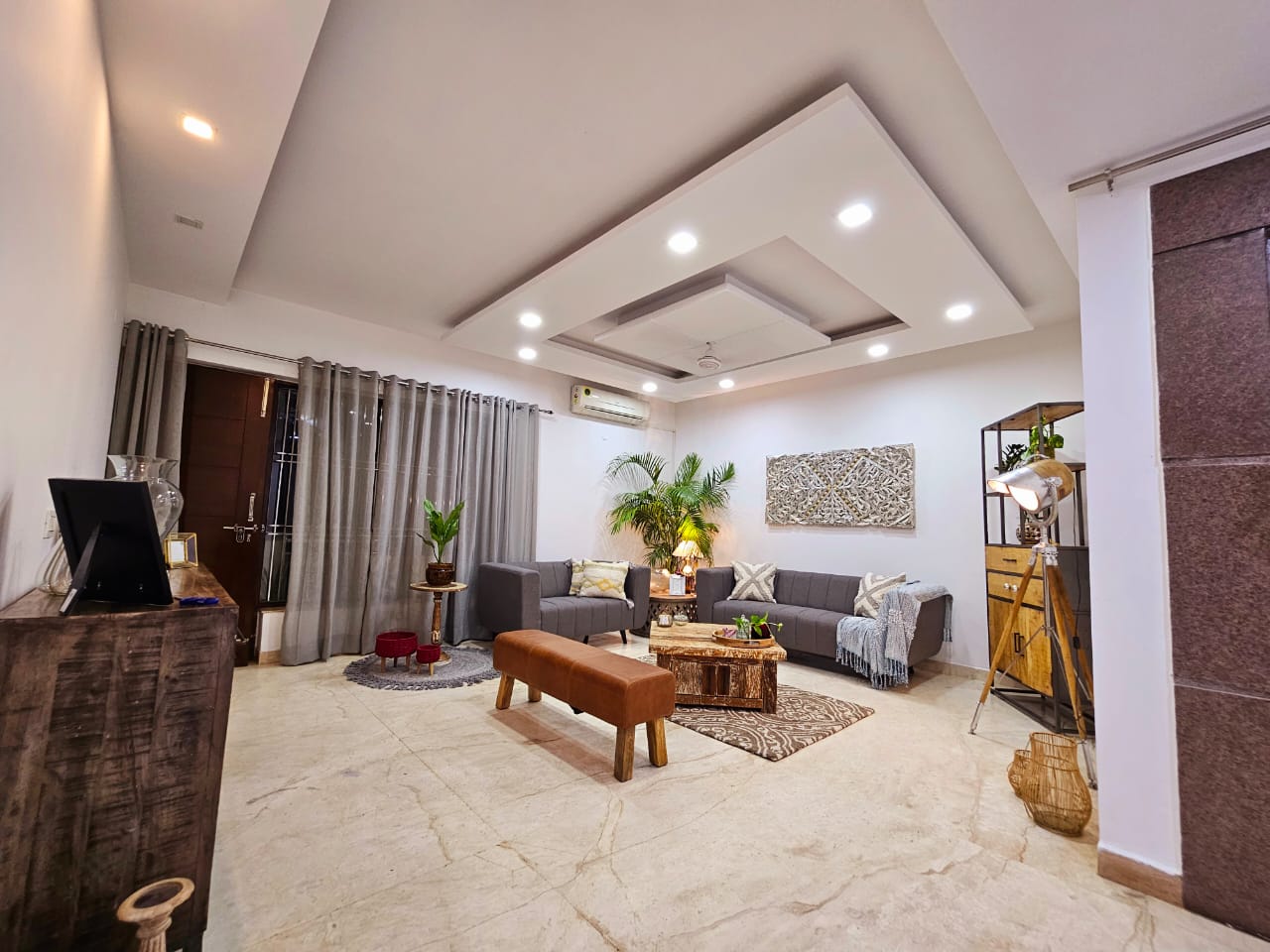 Spacious serviced apartment Vasant kunj by Micasso homes 𝗕𝗢𝗢𝗞 Delhi ...
