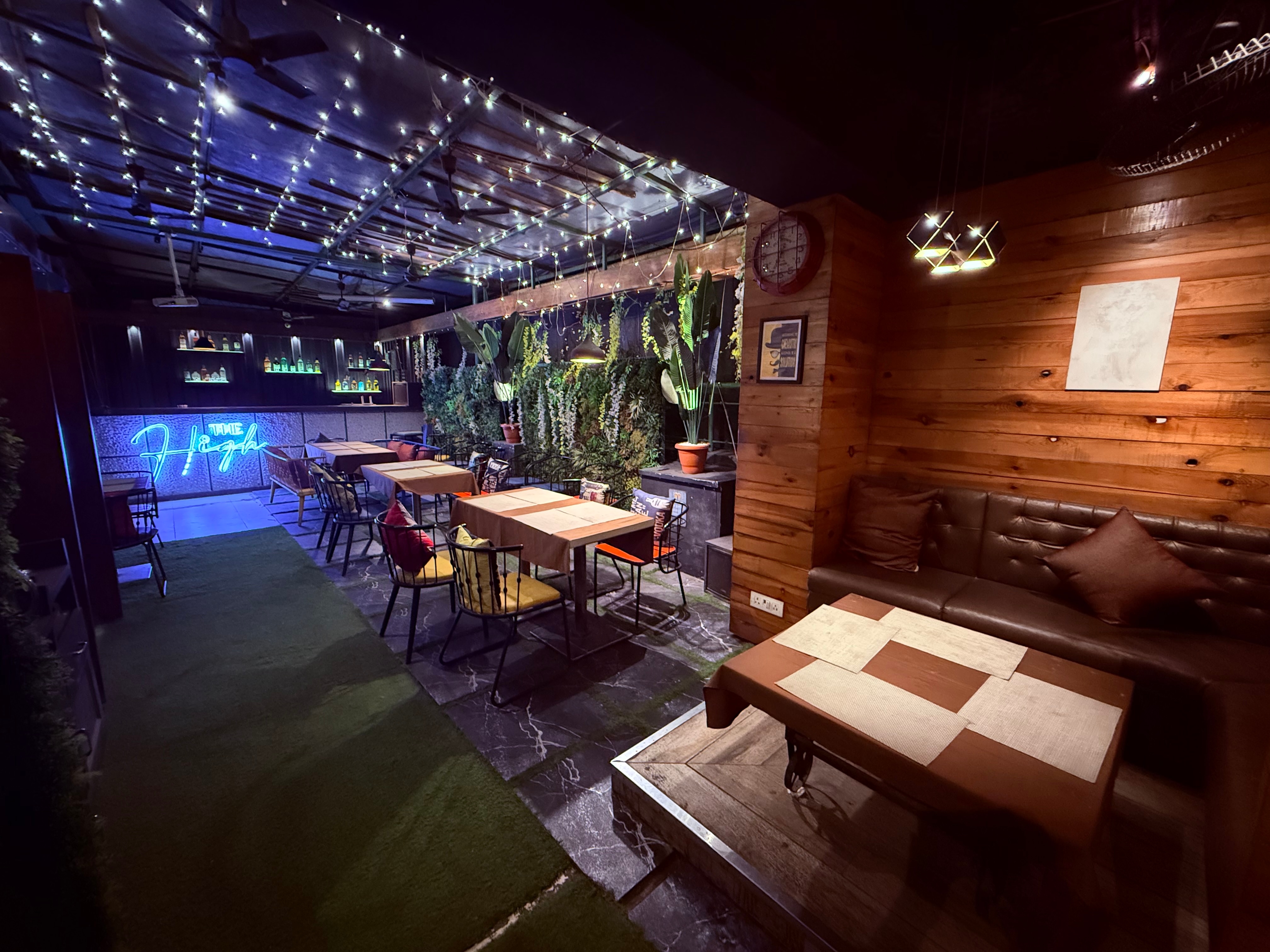 The High - lounge & Bar Koper Khairane