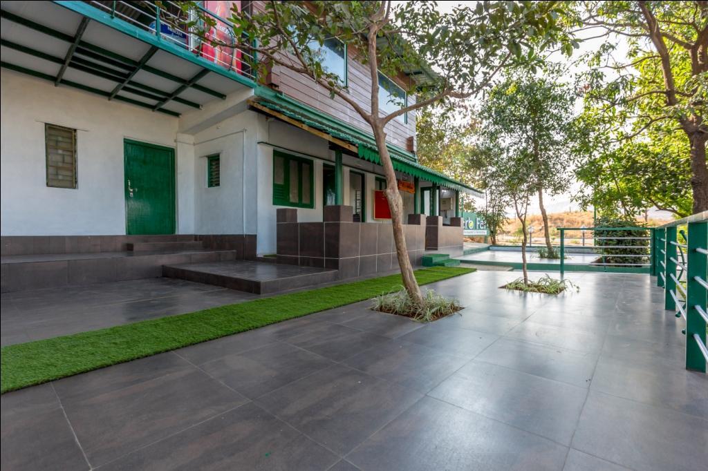 Hotel Curry Leaves