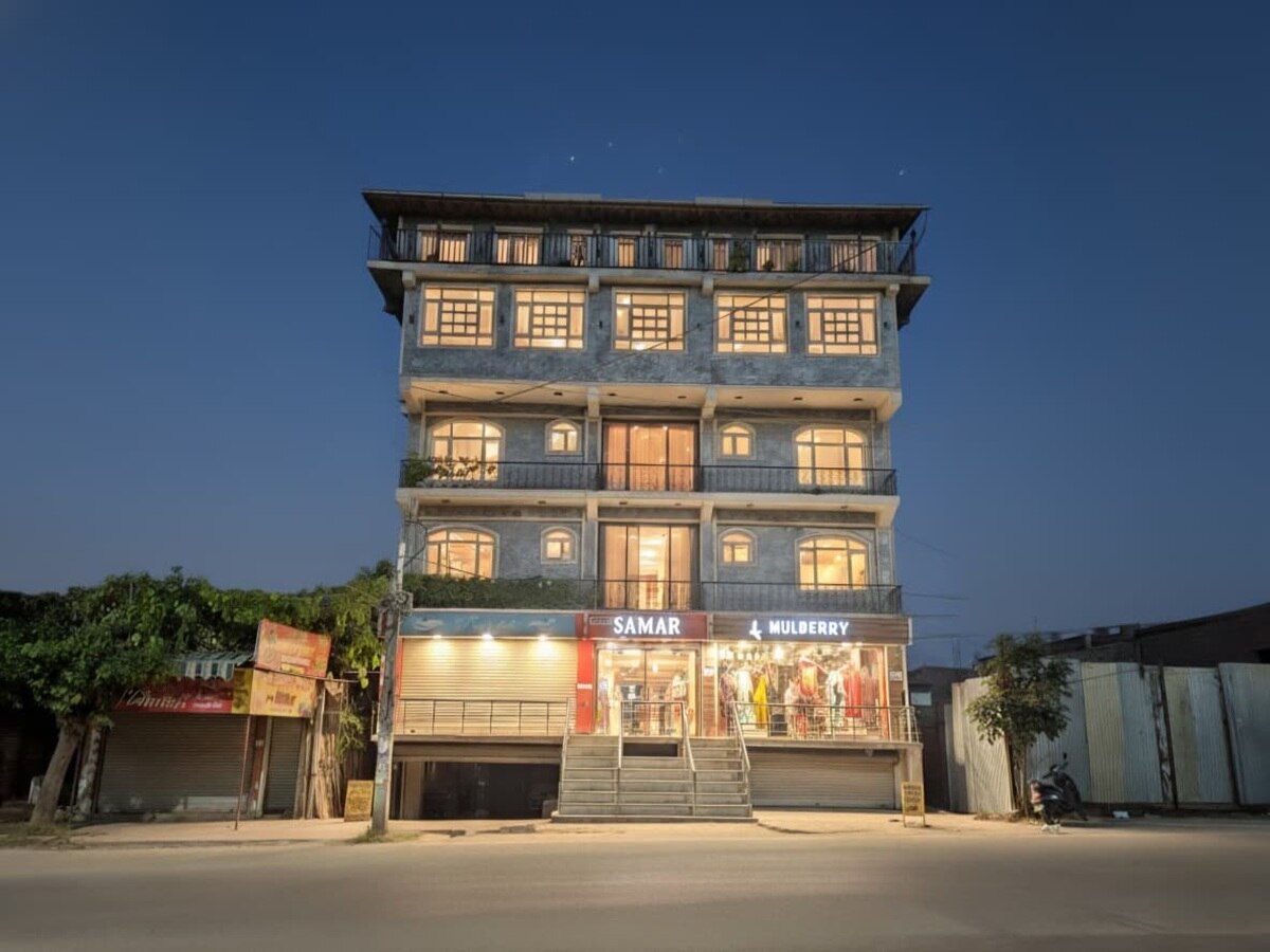 Hotel Samar 𝗕𝗢𝗢𝗞 Srinagar Hotel
