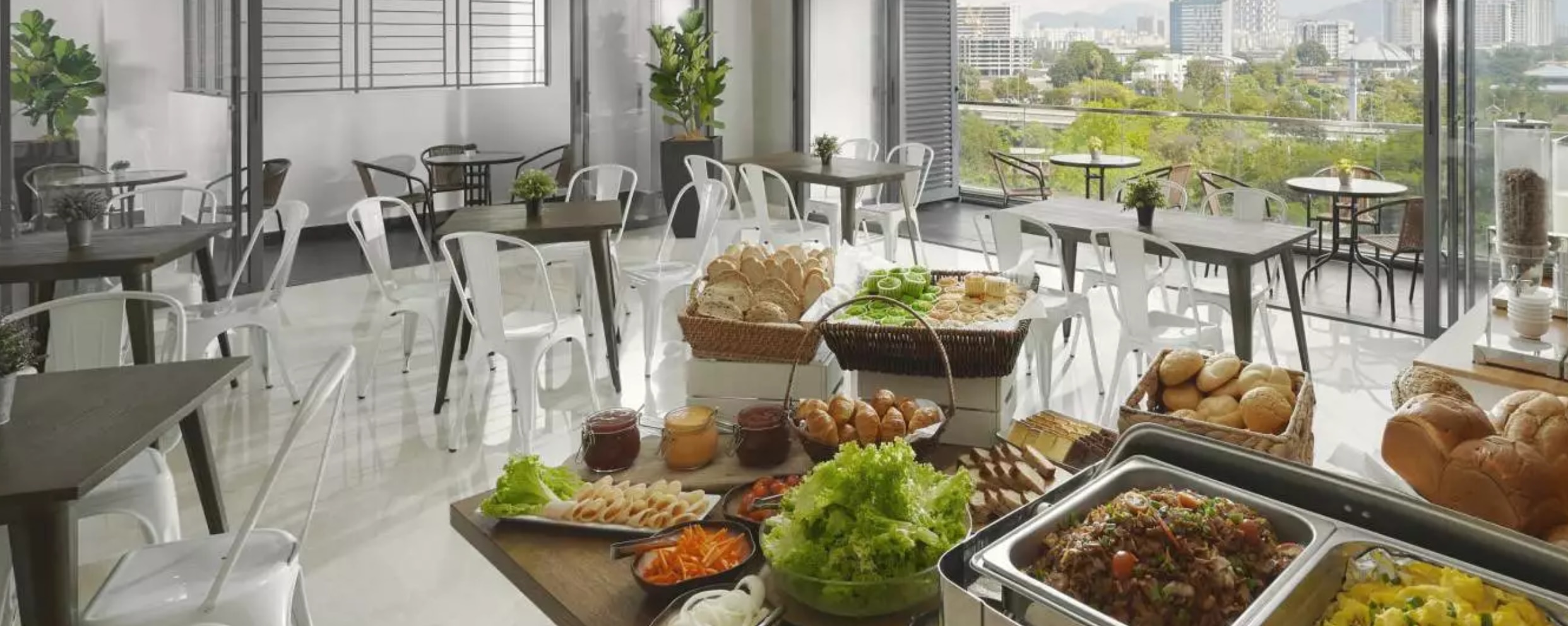 THE BREAKFAST LOUNGE