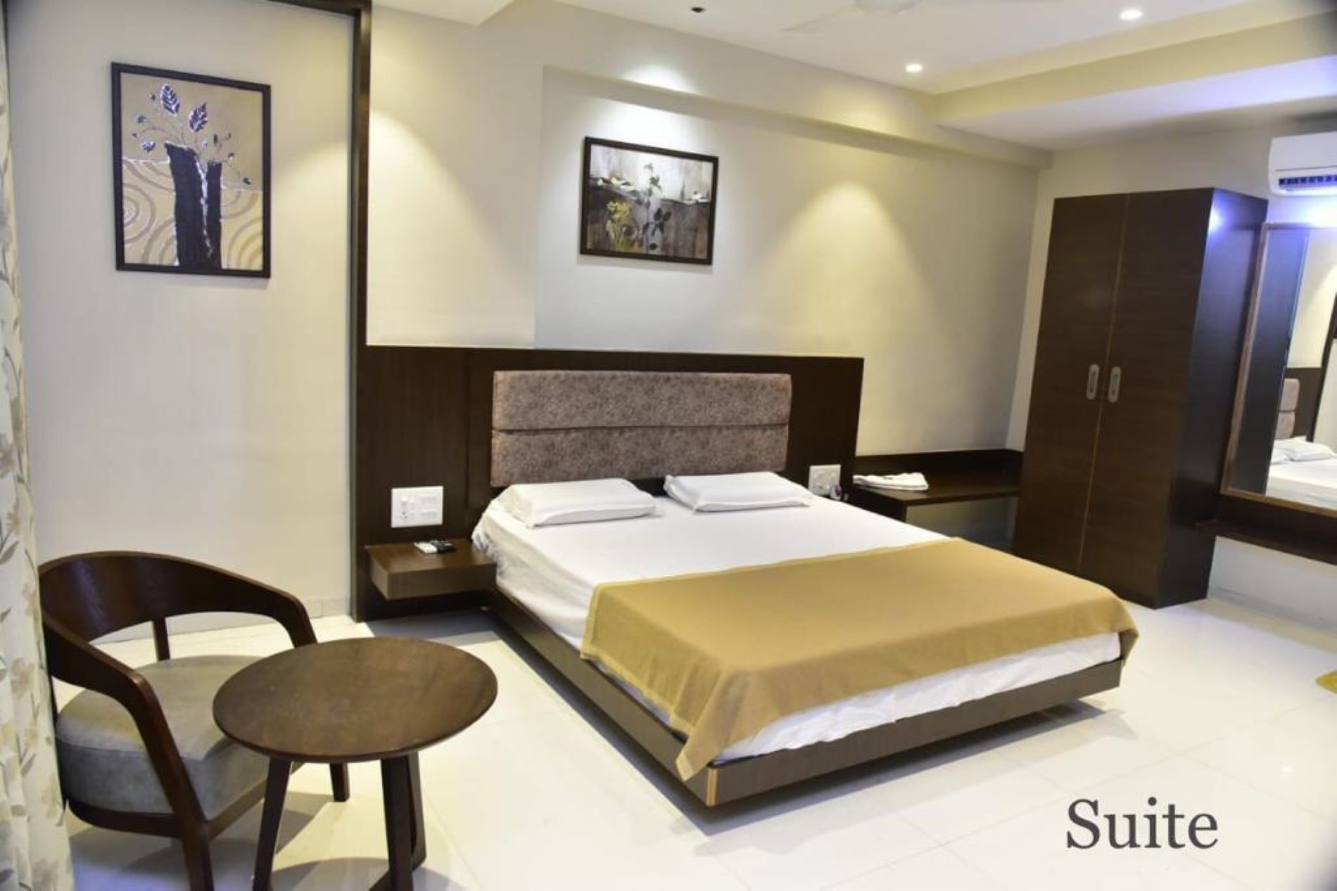 Hotel Rest Inn 𝗕𝗢𝗢𝗞 Akluj Hotel