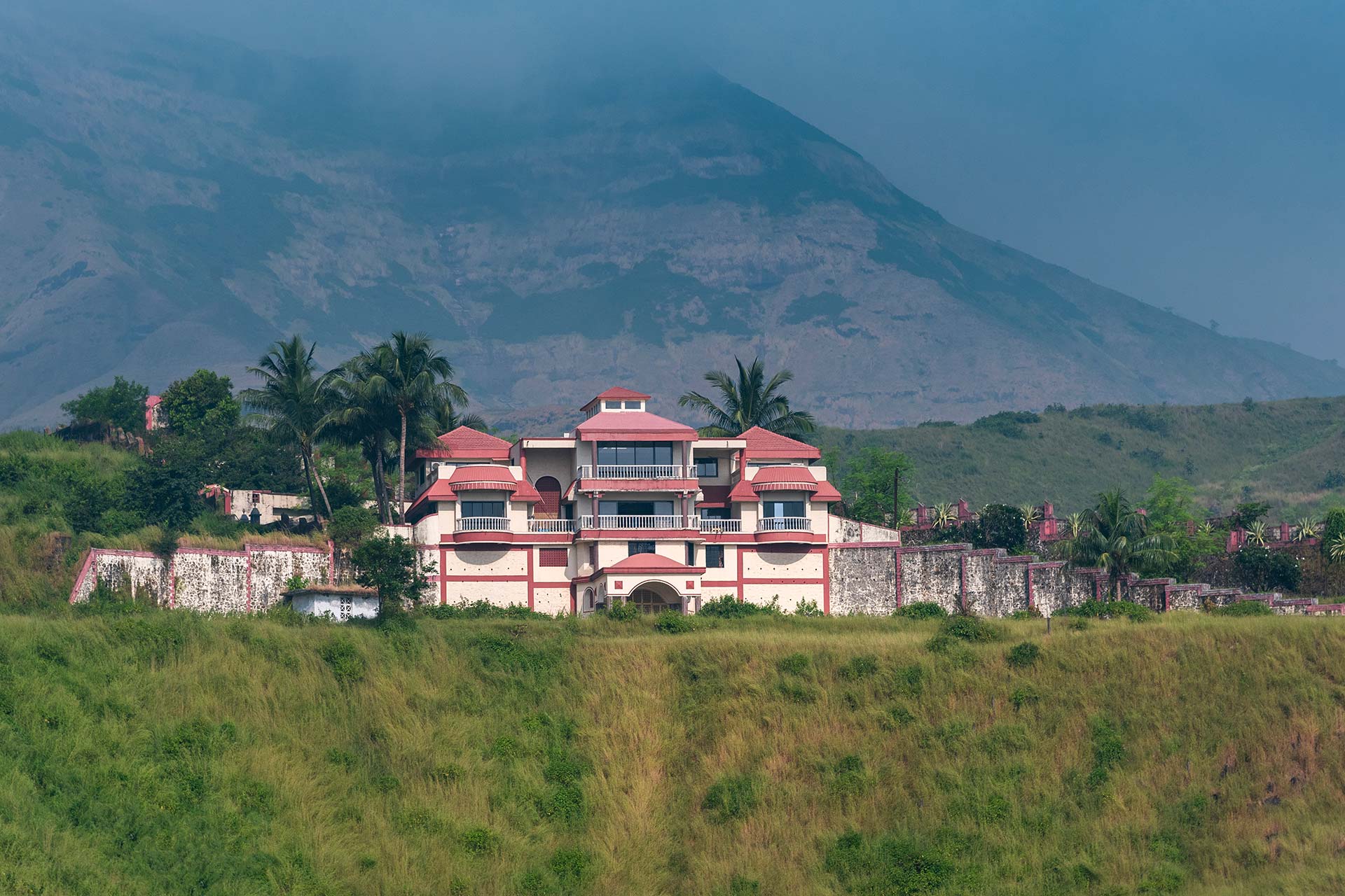 StayVista | Vista Dazzle 6 BHK Villa - Tap to explore photos