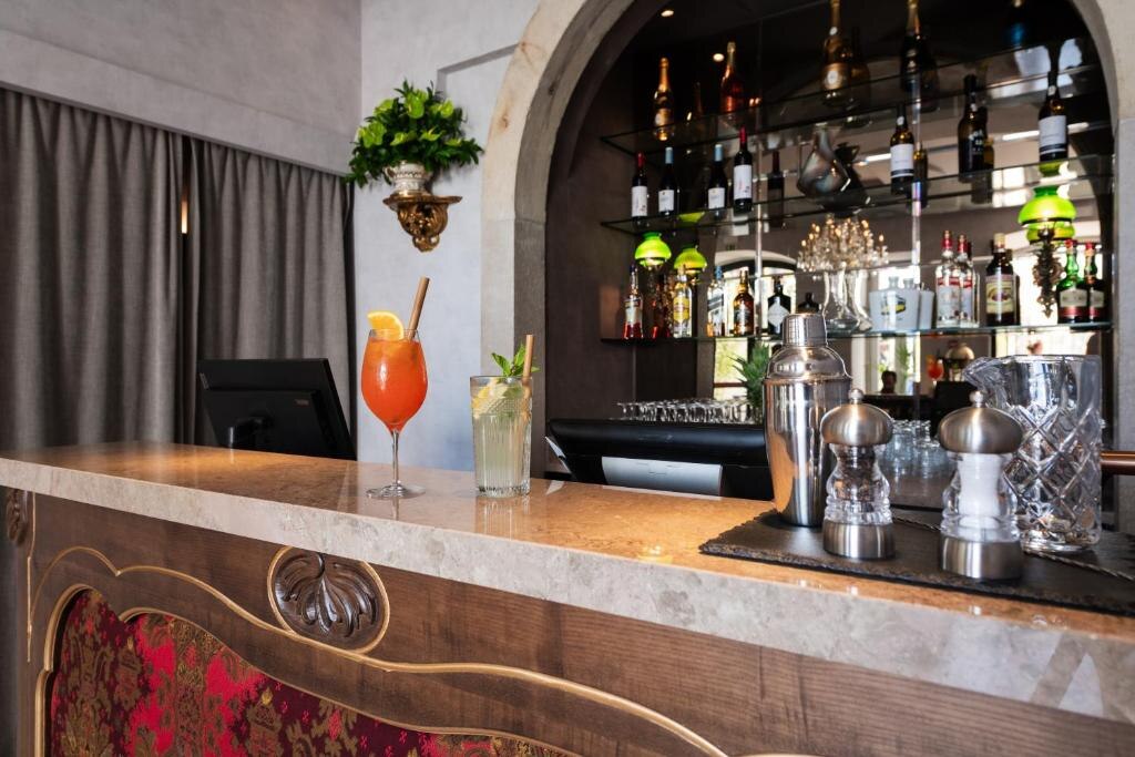 The Manifesto Bar Lounge