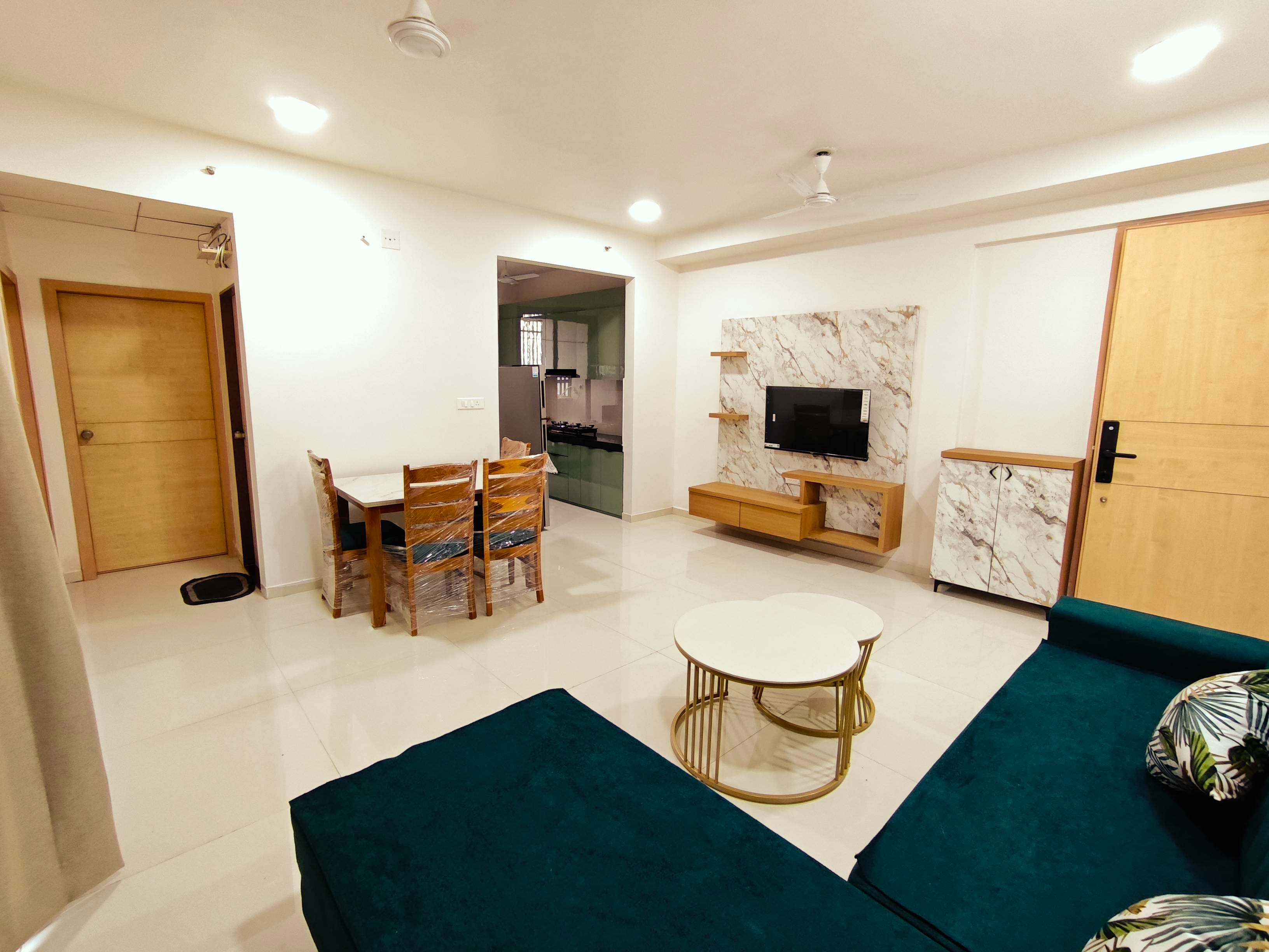 Photo inspiration: Airy City Center Flat Interior Decoration Reference: Corner Airy Flat Perfect For Families Buisness Apartment