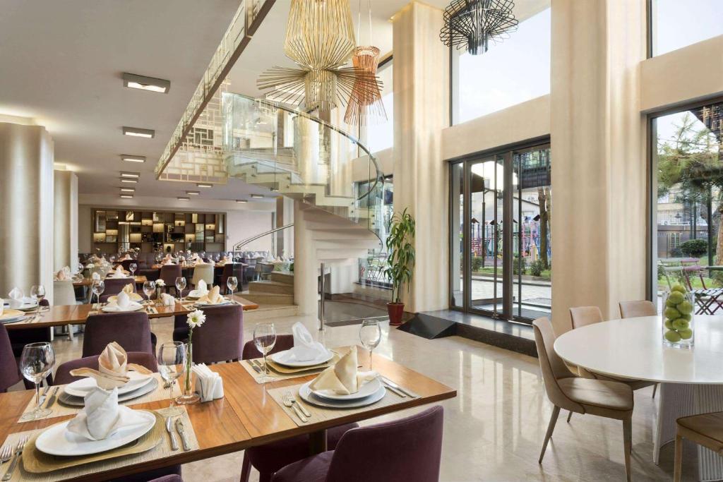MAIN RESTAURANT