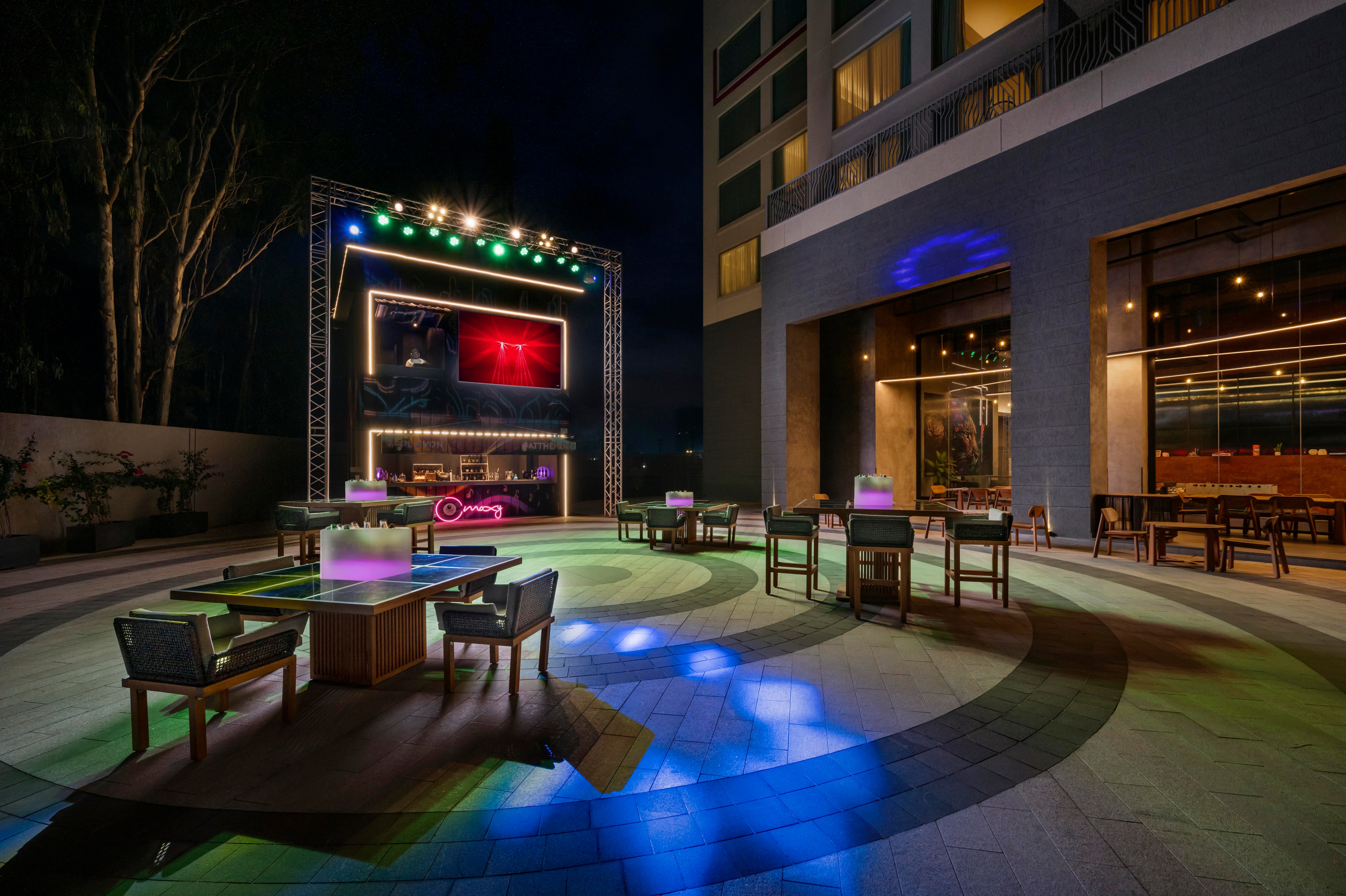 Layover PoolSide Bar