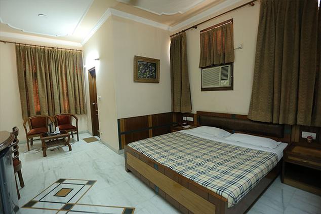 Book Oyo 11594 Hotel Tvs Delhi At Redbus In 3 9